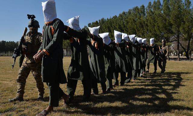 Gefangene Aufständische. Afghanische Sicherheitskräfte führen nach einem Einsatz in Herat mutmaßliche Talibankämpfer ab.