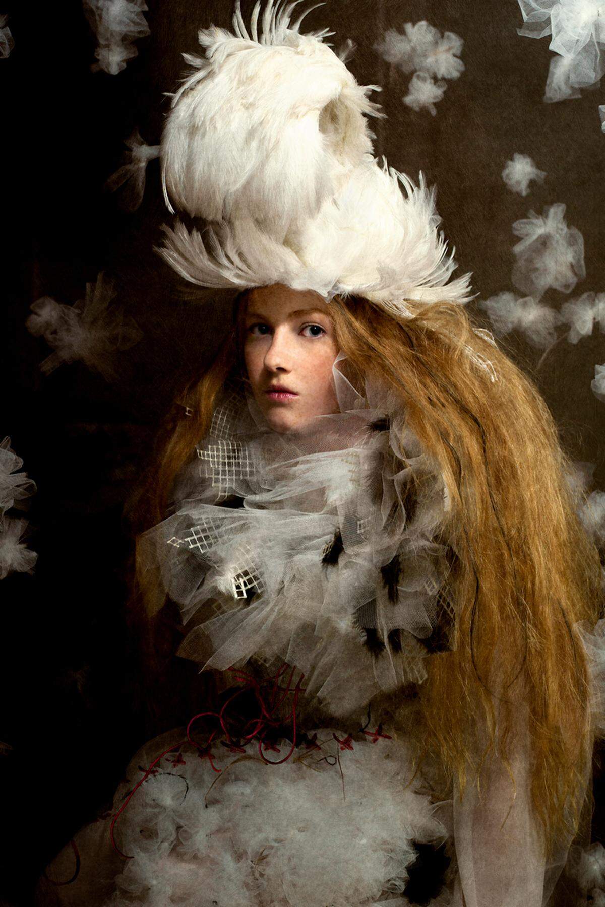 Stimmigerweise lautet der Titel dieser Arbeit „The Feather Portrait“ – eine Kooperation mit der isländischen Designerin Steinnun.