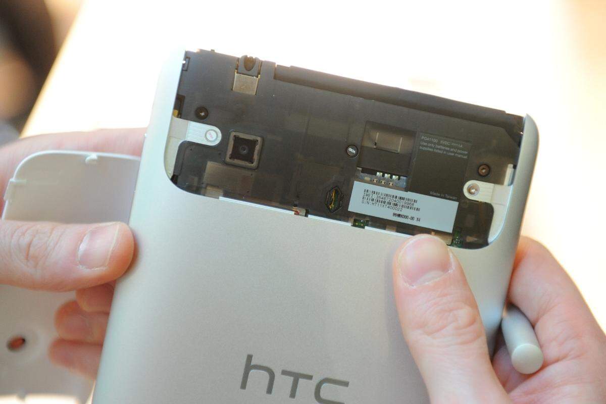 Das Gehäuse selbst ist aus einem Block Aluminium gefräst. Die Abdeckung über der 5-Megapixel-Kamera (die der HTC-Vertreter nicht vorführen wollte) lässt sich abnehmen, worauf der Einschub für die SIM-Karte zum Vorschein kommt. Zu Beginn will HTC das Flyer aber nur als reine WLAN-Version anbieten - zum stolzen Preis von 699 Euro.