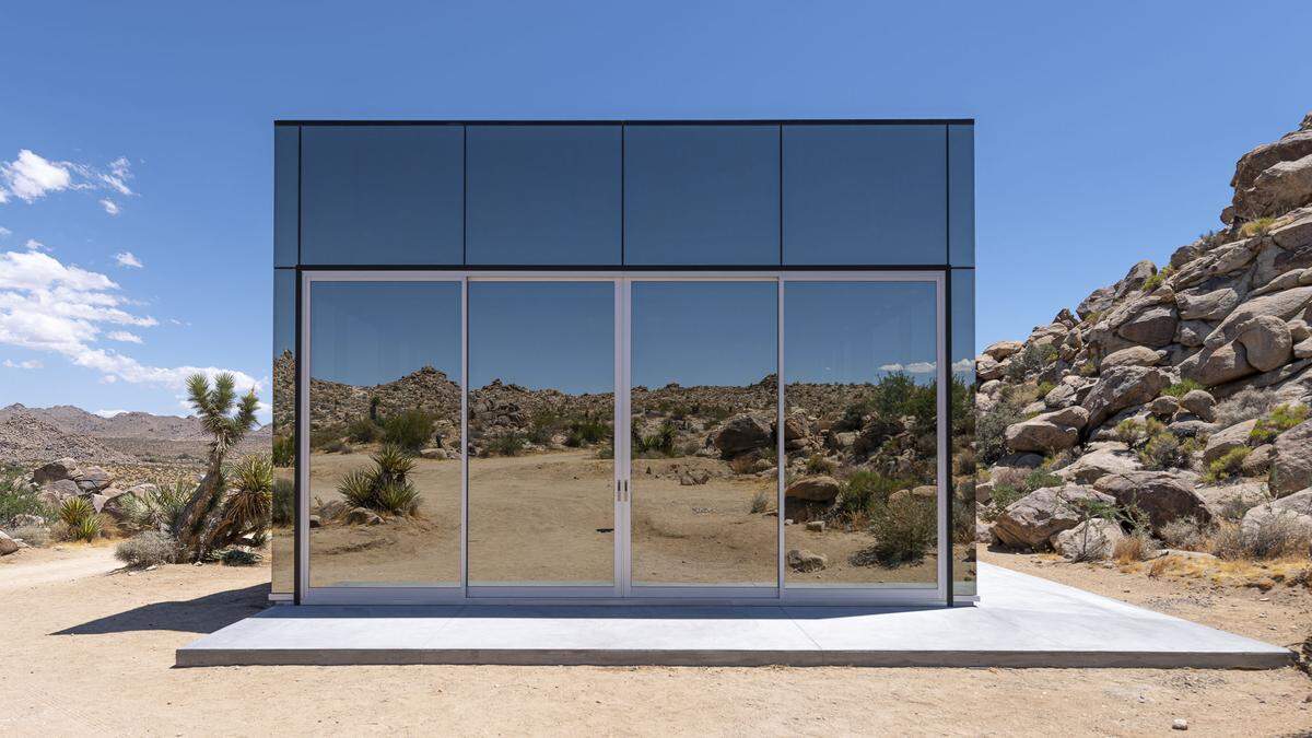 Die Außenwände bestehen aus verspiegeltem und wärmereflektierendem „Solarcool-Glas”, das einen spektakulären 360-Grad-Blick in die umliegende felsige und kakteenreiche Landschaft der Mojave-Wüste bietet und zugleich ein angenehmes Klima in den Innenräumen schafft.
