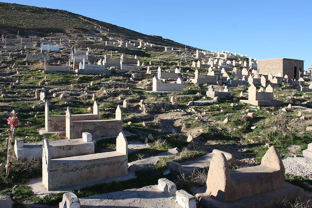 Auf der Anhöhe über dem Heiligtum liegt ein Friedhof. Dahinter beginnt das Berggebiet, in das sich während des IS-Angriffes im August Zehntausende Jesiden geflüchtet hatten.