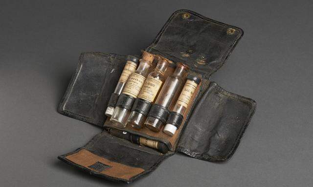 Jeder Soldat musste im Ersten Weltkrieg Verbandspäckchen mit sich führen, um damit erstversorgt zu werden. In der pathologisch-anatomischen Sammlung des (NHM) im Narrenturm wird dieses Original gezeigt.