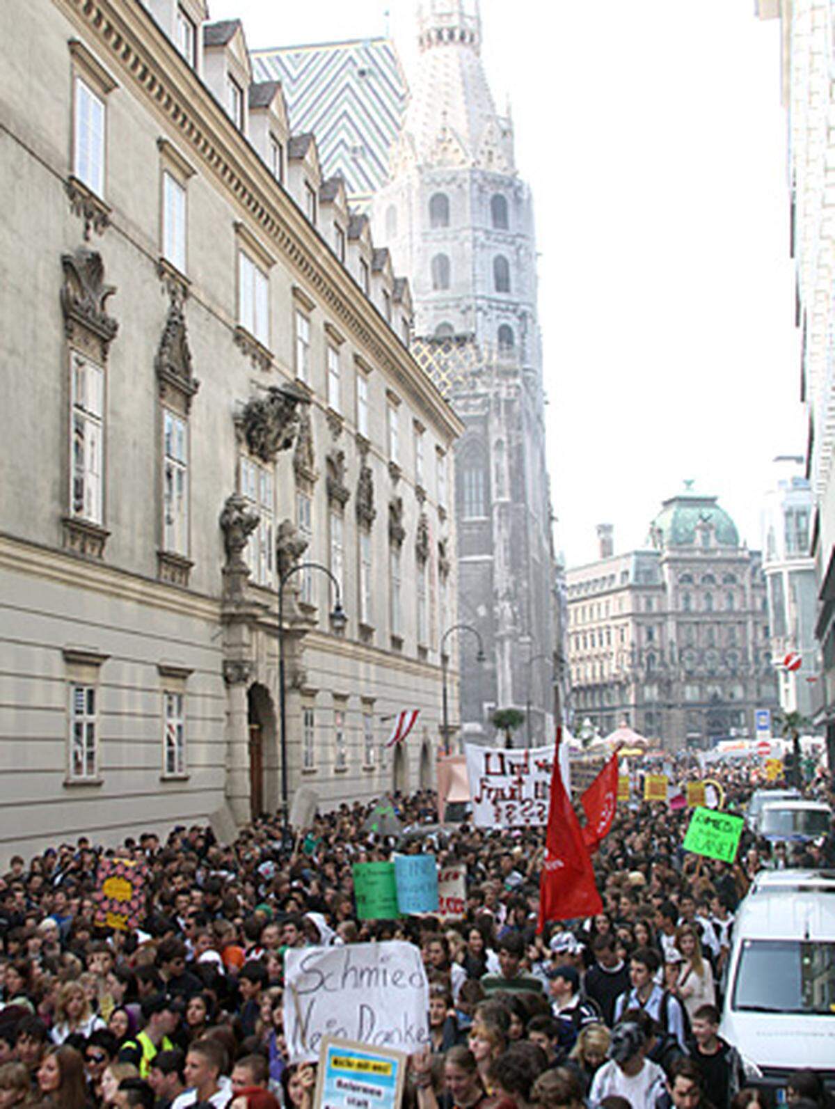 Aufgerufen zum Schülerstreik bzw. zur City-Demo hatten unter anderem die SP-nahe Aktion Kritischer Schüler (AKS), die Sozialistische Jugend Österreichs sowie die linke Jugendorganisation "Revolution".