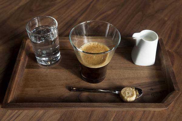 Der Koffeingehalt eines Espressos liegt üblicherweise zwischen 100 und 120 mg Koffein auf 100 ml. Eine Espressotasse mit 25 ml Füllmenge enthält damit ca. 25 bis 30 mg Koffein.
