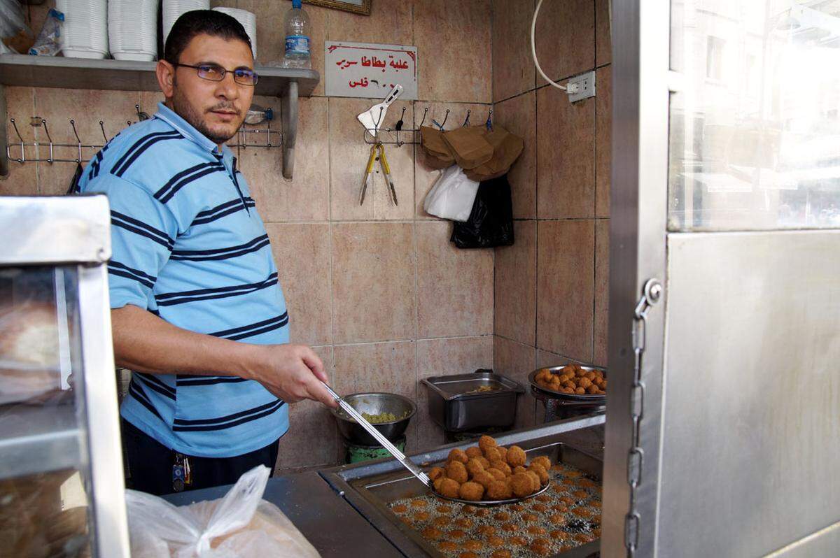 Zu den Hauptgerichten Jordaniens gehören köstliche Falafel und Humus, die beide aus Kichererbsen zubereitet werden.