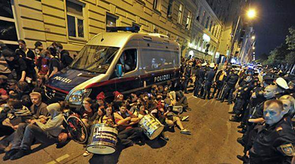 Rund 250 Demonstranten hatten am Donnerstagabend auf dem Hernalser Gürtel gegen die Überstellung eines Schubhäftlings protestiert.