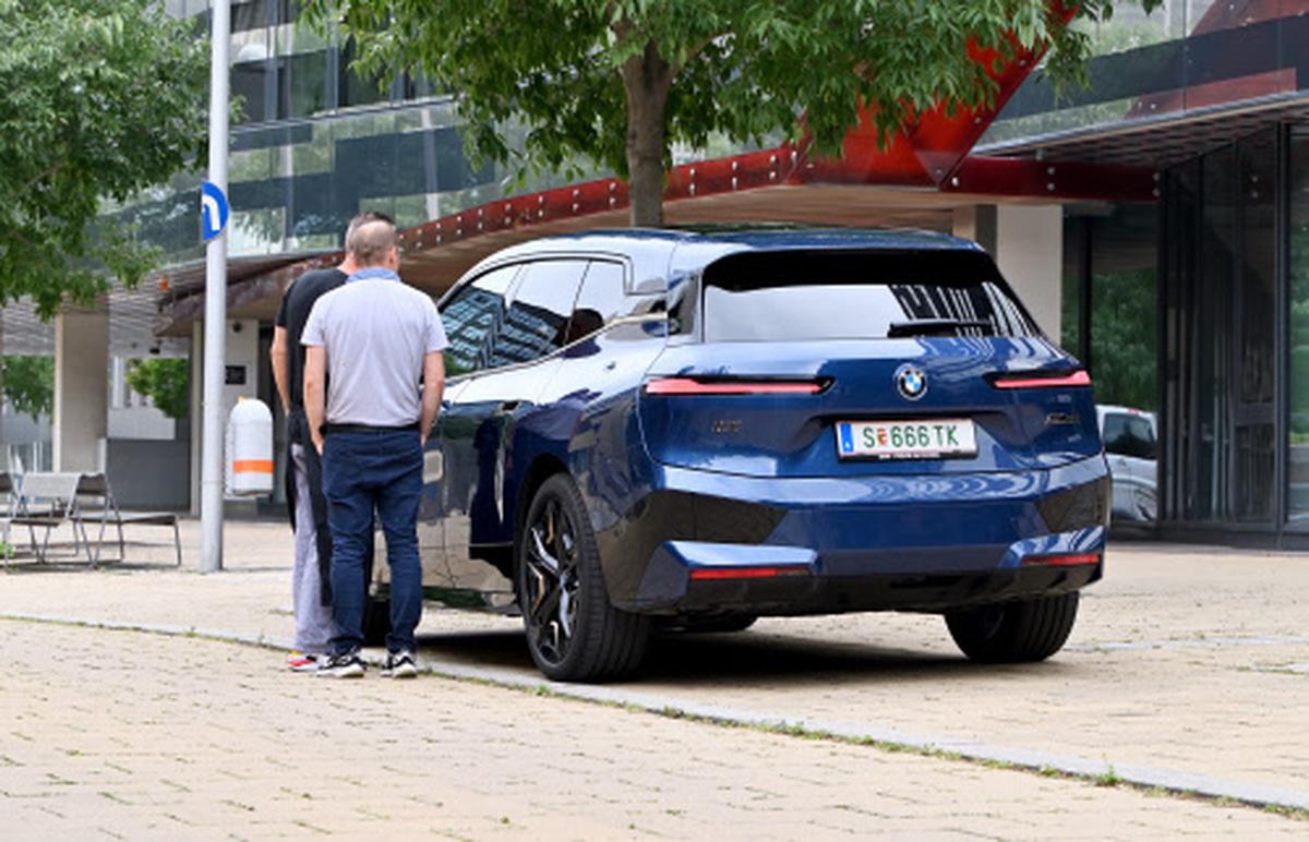 Diskret verpackt - dafür jedenfalls, dass der iX M60 so schnell beschleunigt wie ein Supercar.