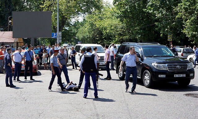 Polizisten nehmen den Angreifer fest.