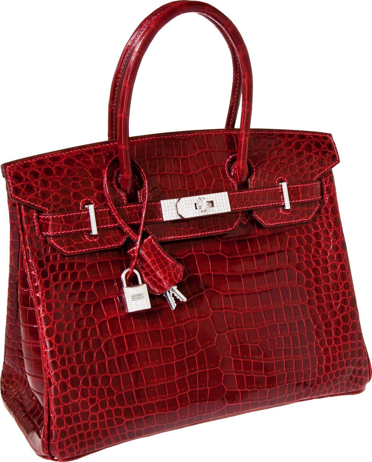 Rotes Krokodilleder und Diamantverzierungen. Teurer und exklusiver kann eine Tasche kaum sein. Die Hermès Birkin Bag hat als Sonderanfertigung 140.000 Dollar gekostet. Bei der "Heritage"-Auktion kommt sie mit einem Einstiegsgebot von 70.000 Dollar an den Start.