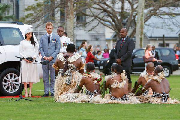 Touchdown in Fidschi. Prinz Harry und Herzogin Meghan haben den zweiten Teil ihrer Reise angetreten. Im Albert Park stand dann auch gleich eine Willkommenszeremonie auf dem Programm.