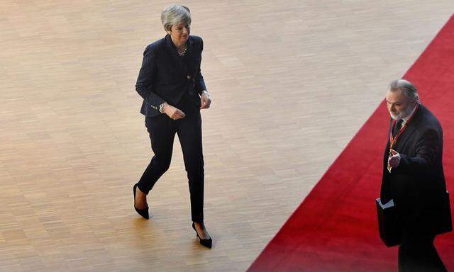 Großbritanniens Premierministerin, Theresa May, kommt an die rote Linie.