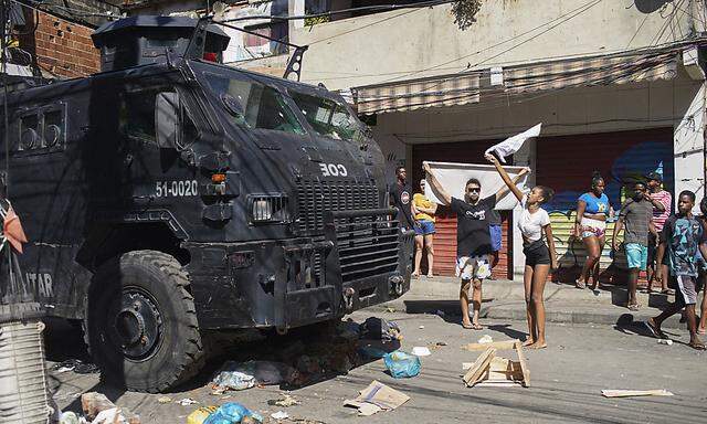 Archivbild vom 21. Juli bei einem Protest gegen die Polizeieinsätze im Armenviertel Complexo do Alemao.