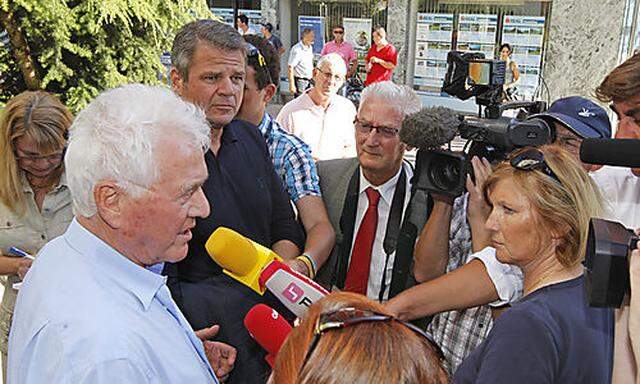 Stronach trat in Spittal an der Drau vor die Presse.