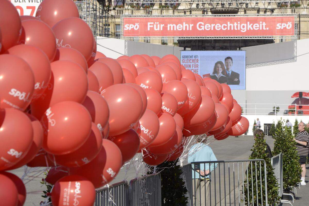 Noch vor Ankunft der Bezirksgruppen wurde der Rathausplatz festlich in rot geschmückt. Der Banner auf der großen Bühne legte das Motto des Tages fest: Für mehr Gerechtigkeit.