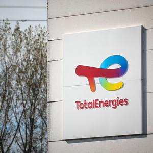 Sinkende Gaspreise haben beim französischen Energiekonzern TotalEnergies im ersten Quartal zu einem Ergebnisrückgang geführt. 