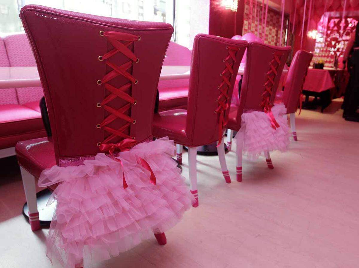 Pinke Stühle in Tutus. Das Cafe kann es mit der Einrichtung des Barbie Traumhauses aufnehmen.