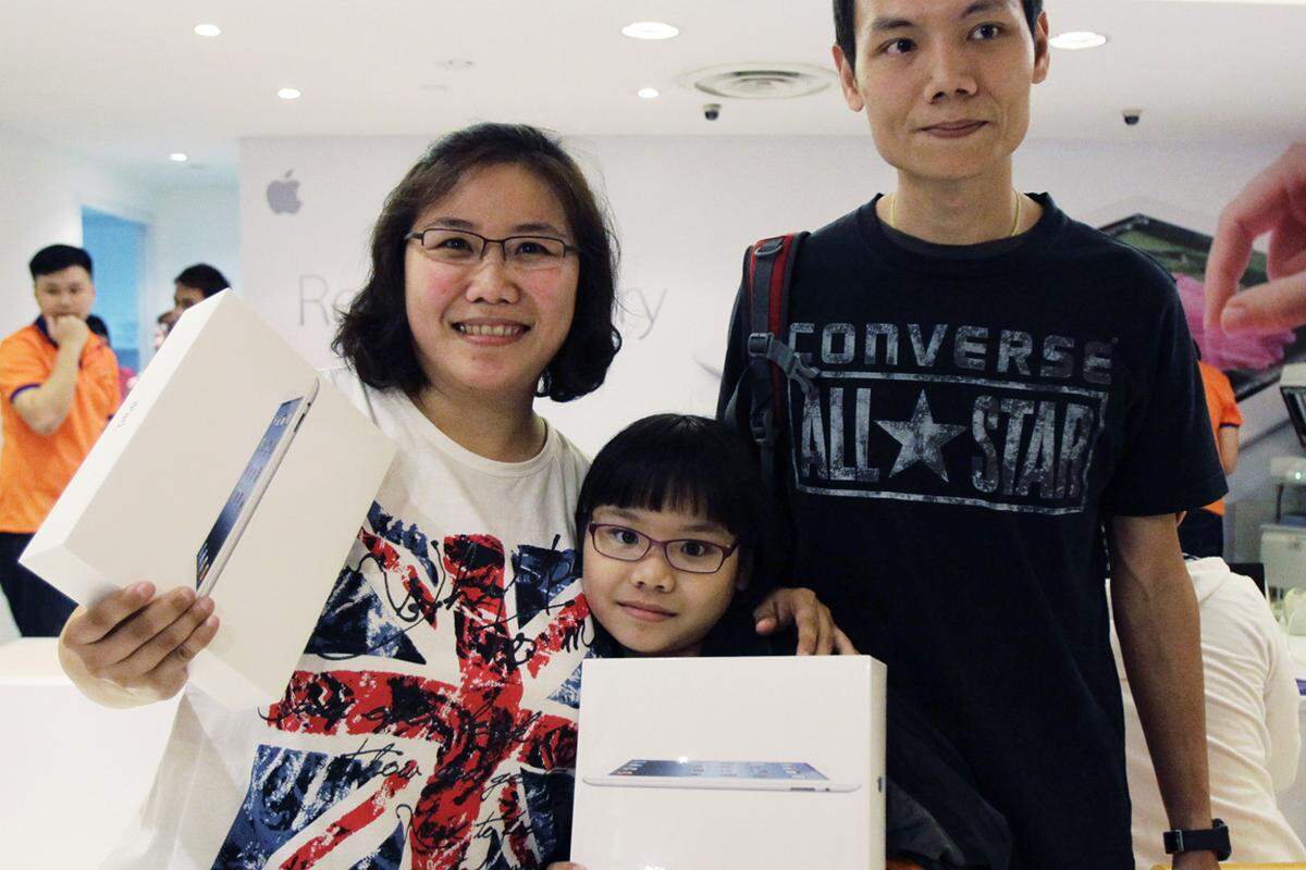 Der Verkauf startete ab 08.00 Uhr Ortszeit außerdem in Singapur und Hongkong. In Singapur gingen die ersten Geräte an die Familie Hanling.