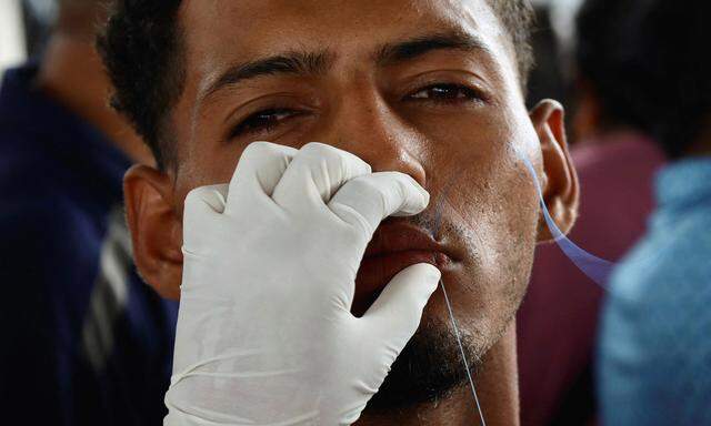 Mehrere Migranten auf dem Weg durch Mexiko in Richtung USA haben sich in einer Protestaktion die Lippen zunähen lassen.