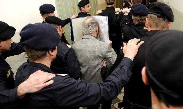 Der in der Anstalt Krems-Stein eingesperrte Häftling Josef Fritzl ist bemüht, den Maßnahmenvollzug hinter sich zu bringen. Im März 2009 (Bild) hatte sein Mordprozess begonnen. Am Ende stand die Höchststrafe. 