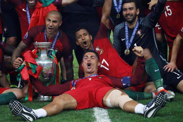 Auf die Tränen folgt das breiteste Lächeln: Ronaldo feiert seinen ersten Titelgewinn mit der Nationalmannschaft.
