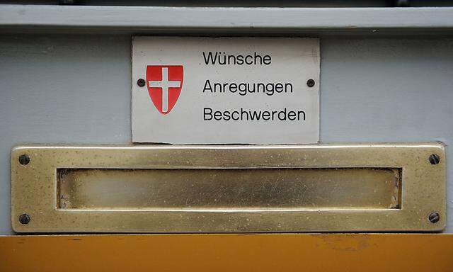 Archivbild: Ein Briefkasten im Amtshaus Simmering