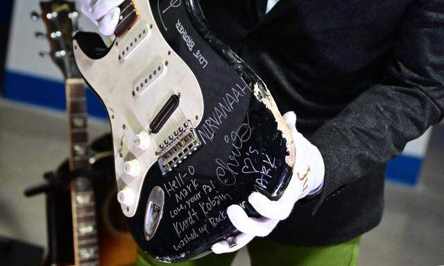 Gitarre des früheren Nirvana-Frontmanns Kurt Cobain