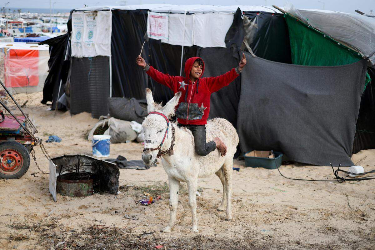 26. Jänner. Ein palästinensischer Bub in einem Camp für Binnenflüchtlinge im Gazastreifen nahe der Grenze zu Ägypten.     