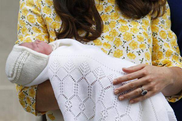 Kate, in einem weiß-gelben Kleid und William im legeren blauen Pulli lächelten glücklich. Schwer zu tragen hatte sie nicht, ihr Töchterchen wog bei der Entbindung aber immerhin stolze 3714 Gramm.
