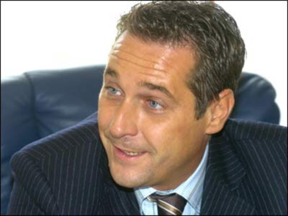 "Wir waren junge Wilde. Es handelt sich um gestellte Jux-Fotos."FP-Chef Strache zu den an die Öffentlichkeit gelangten Fotos.