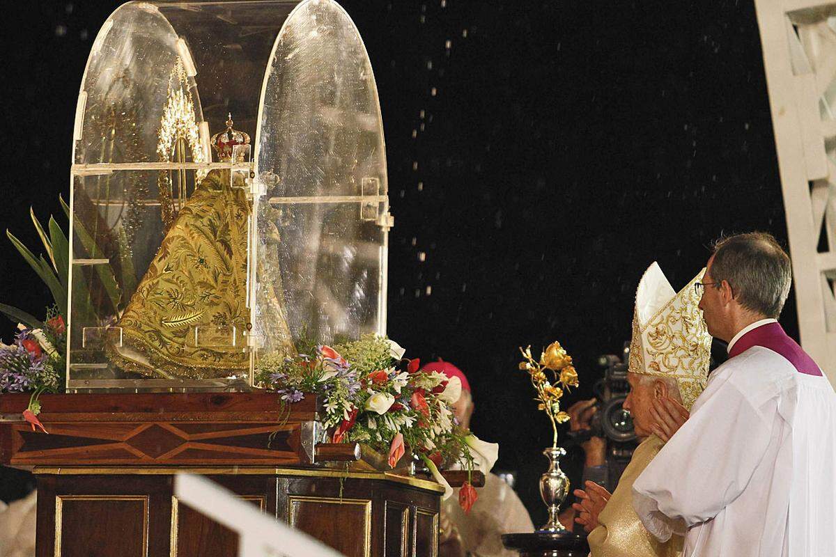 Im Mittelpunkt des Gottesdienstes in Santiago stand die 400-Jahr-Feier der Auffindung des Gnadenbildes der als Patronin des Landes hochverehrten Jungfrau von El Cobre.