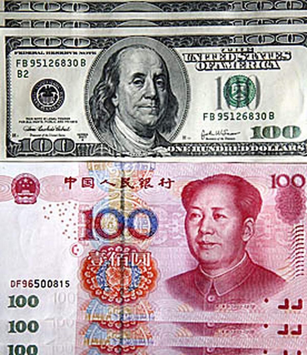 Obwohl der Euro dem Dollar mittlerweile immer dichter auf den Fersen ist, setzen Staaten und Zentralbanken noch immer hauptsächlich auf den Dollar als Reservewährung. Sein Anteil in den Tresoren rund um den Globus ist zwar in den vergangenen Jahren gesunken, liegt aber immer noch bei etwa 60 Prozent. Analysten erwarten jedoch, dass der Dollar in den kommenden Jahren weiter an Boden verliert - gegen den Euro. Wegen des rasanten Aufstiegs Chinas wird auch dessen Währung, der Yuan, immer wichtiger.