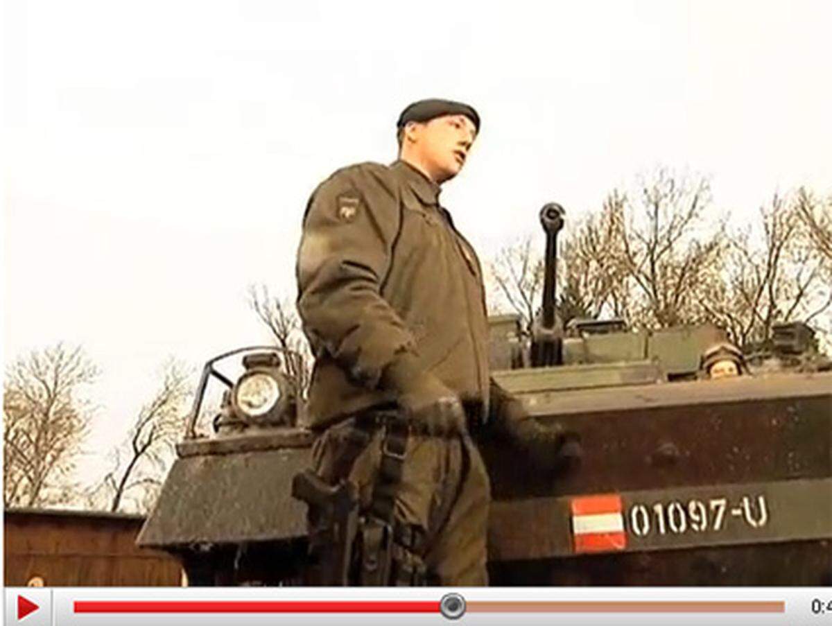 "Kommt zum Bundesheer, da könnt ihr Panzer fahren", wirbt der Soldat, schwingt sich in den Panzer und braust davon.