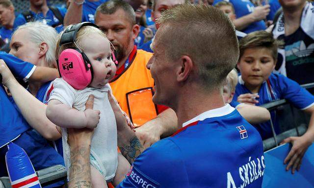 Der isländische Fußballspieler Ari Skulason feiert mit seinem Sohn bei der Euro..