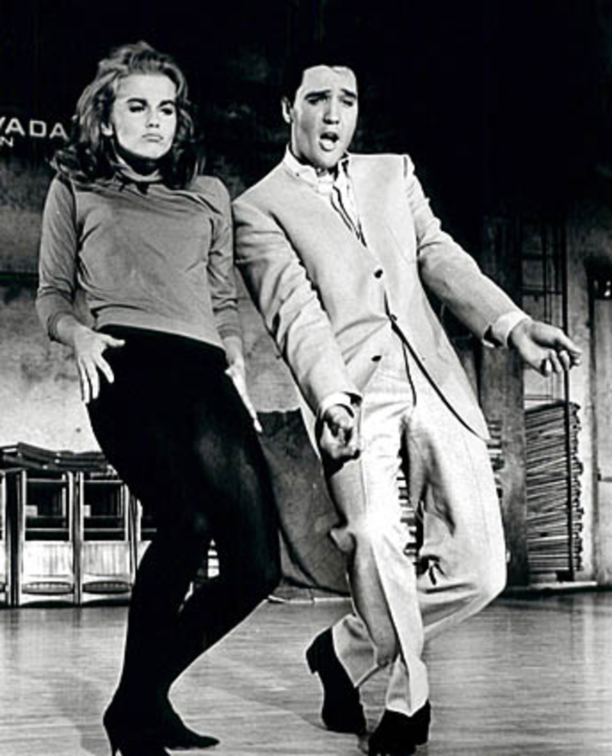 Was Elvis in den 50er Jahren so besonders machte, war die neue Mischung aus "weißer" Country-Musik und "schwarzer" Rhythm-and-Blues-Tradition, unterlegt mit einem hämmernden Bass. Dazu bewegte sich das einst schüchterne Muttersöhnchen mit so viel lasziver Energie über die Bühne, dass die Teenies reihenweise in Ohnmacht sanken.