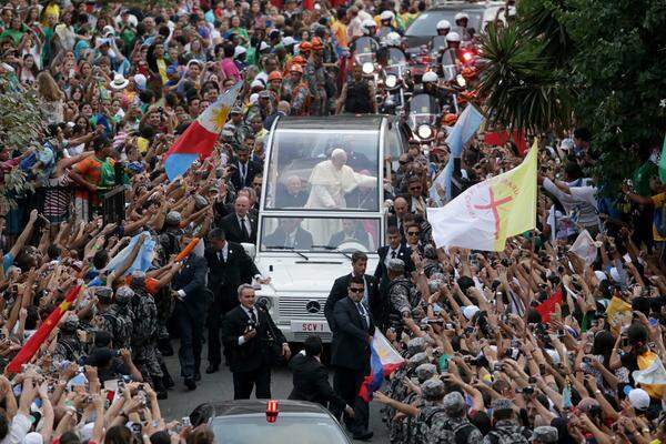 Viele reichten dem Pontifex ihre Kinder zum Segnen. Der Papst lächelte unentwegt und winkte den Menschen zu. Sein Sprecher Federico Lombardi betonte anschließend, Franziskus habe das Gedränge der Menschenmenge genossen.