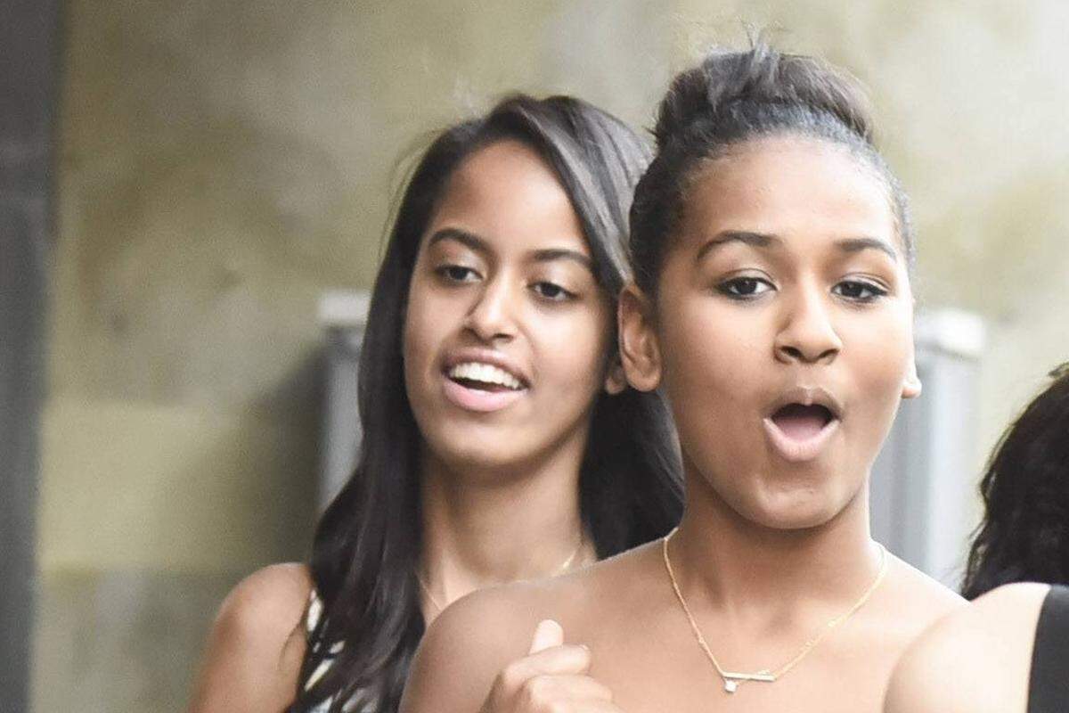 Barack Obamas Töchter Sasha (14) und Malia (16) finden ihn gar nicht mehr so toll. "Unglückerweise sind sie in einem Alter, in dem sie mich noch lieben - aber sie halten mich für total langweilig", sagte der US-Präsident dem Audio-Podcast WTF. "Sie kommen zu mir, streicheln mir den Kopf, reden zehn Minuten mit mir, und dann sind sie das ganze Wochenende verschwunden." Das breche ihm das Herz. Aber zumindest bildeten sich die beiden Teenager nicht ein, dass sie etwas Besonderes seien, nur weil sie im Weißen Haus lebten. "Sie sind selbstbewusst, aber nicht eingebildet."Juni 2015