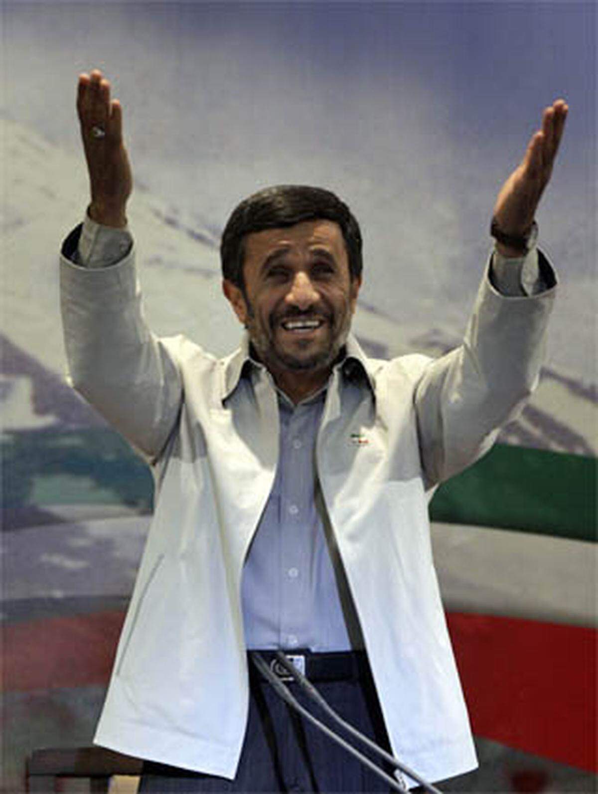 Irans Präsident Mahmoud Ahmadinejad gibt sich - zumindest in Fragen der Mode - gerne als einfacher Mann des Volkes. Sein Markenzeichen ist die beige Jacke im C&amp;A-Stil, gerne kombiniert mit dem abgestimmten Polo-Shirt. Angeblich hat er die "Ahmadinejad-Jacke" um 30 Dollar auf einem Bazar in Teheran erstanden.