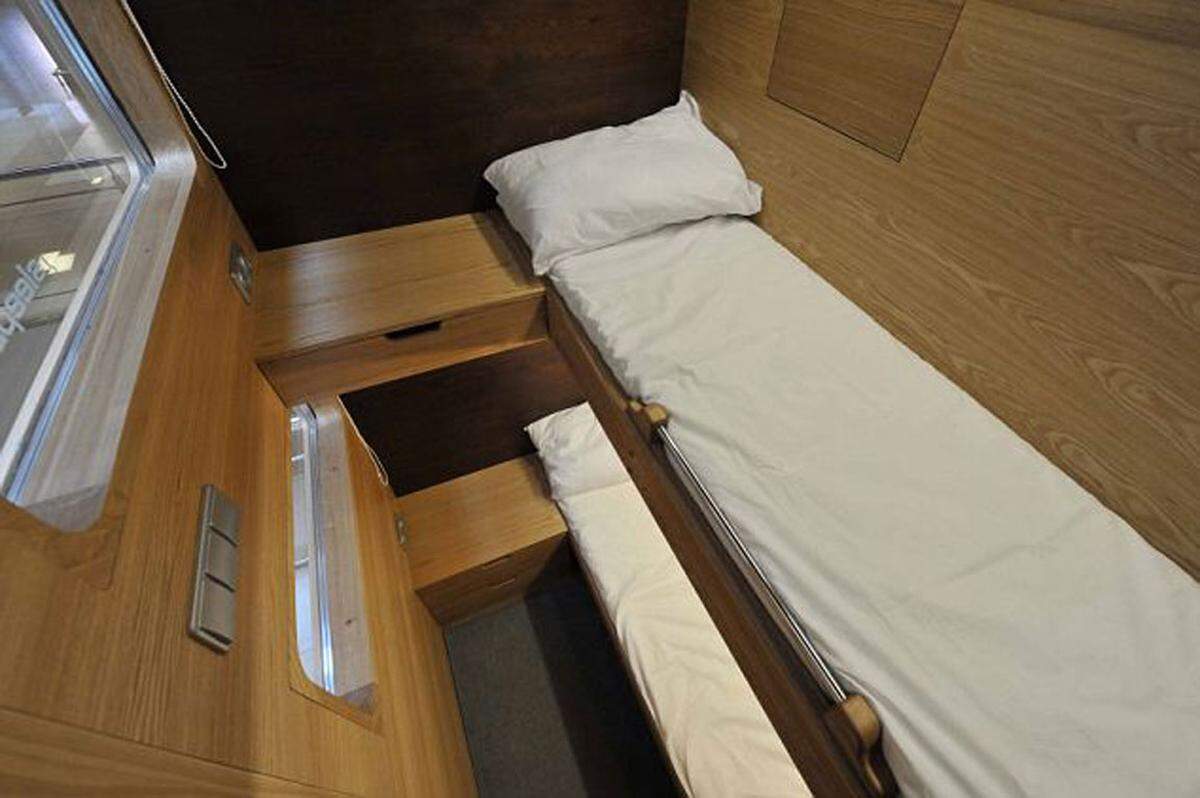 Jeder Zentimeter wird ausgenutzt. Unter dem Bett kann man seine Koffer verstauen, mit einem Stockbett haben zwei Personen im Inneren der Sleepbox Platz.