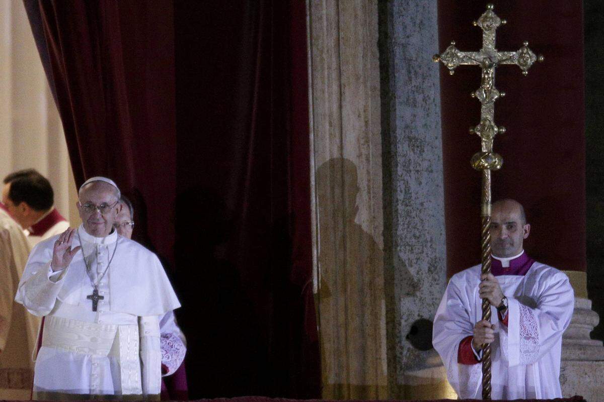 Papst Franziskus, Jorge Mario Bergoglio, aus Argentinien trat auf den Balkon und blickte auf die jubelnde Menge.