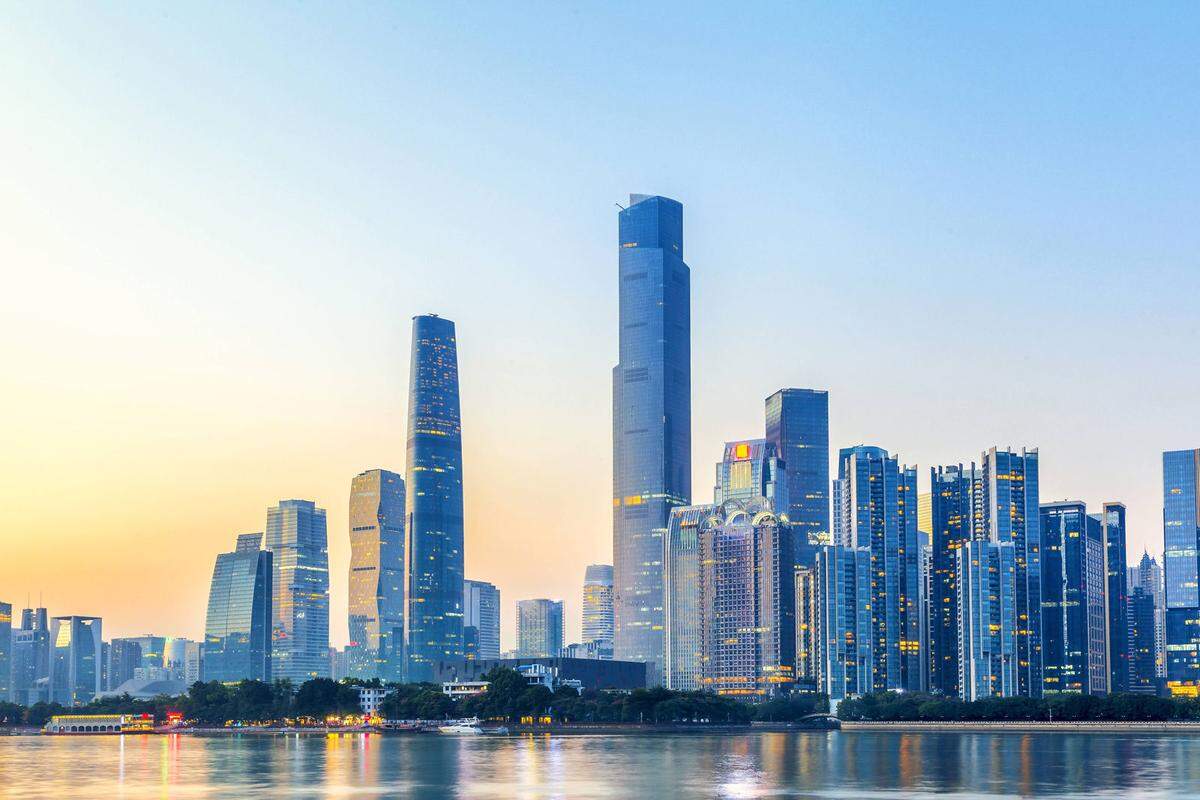 Mit 46 Millionen Einwohnern gilt die chinesische Stadtregion im Perlflussdelta laut der Forschungsstelle GFS als größte Mega-City überhaupt. Das Perlflussdelta ist einer der Wirtschaftsmotoren Chinas und umfasst die Sonderwirtschaftszonen Shenzhen und Zhuhai, die Millionenstädte Shenzhen, Foshan, Guangzhou sowie die Sonderverwaltungszonen Hongkong und Macau. 