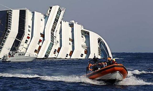 Helfer krehren von einem Einsatz beim Wrack des Kreuzfahrtsschiffes zurück. 