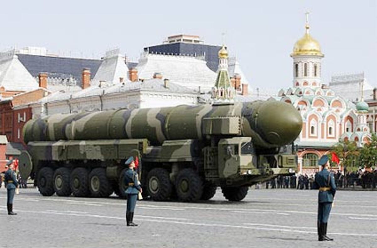 Es war das erste Mal seit 1990 - dem Jahr vor dem Ende der Sowjetunion -, dass die Armee auf dem Roten Platz schweres Waffengerät präsentierte, darunter die Interkontinentalraketen "Topol" und "Iskander M", die mit Atomsprengköpfen bestückt und von fahrbaren Startrampen aus abgeschossen werden können.