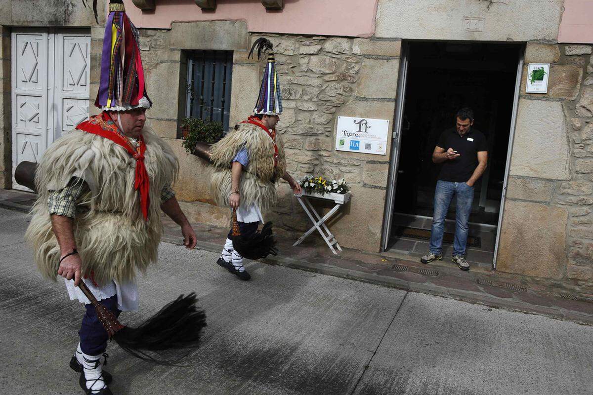 Traditioneller geht es auf dem spanischen Festland in Navarra zu. Die Karnevals-Teilnehmner tragen Kupferglocken auf dem Rücken und Pferdehaare besenartig in der Hand.