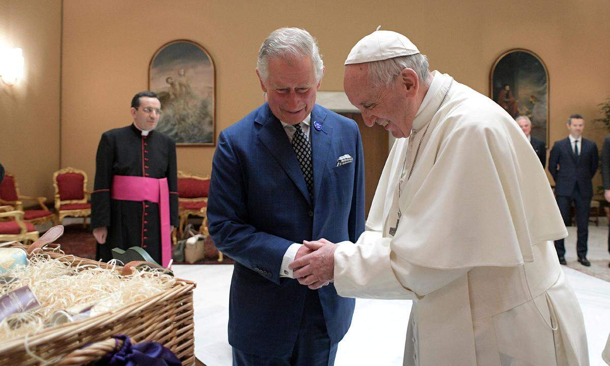 "Es ist schwierig, einem Papst ein Geschenk zu machen", sagte Charles laut Radio Vatikan. "Vielleicht können Sie oder jemand anderes das gebrauchen. Es sind alles Dinge, die wir selbst hergestellt haben." Und Camilla: "Es ist alles sehr gut." Der Papst und der "grüne Prinz" Charles teilen ihr Engagement für den Umweltschutz.
