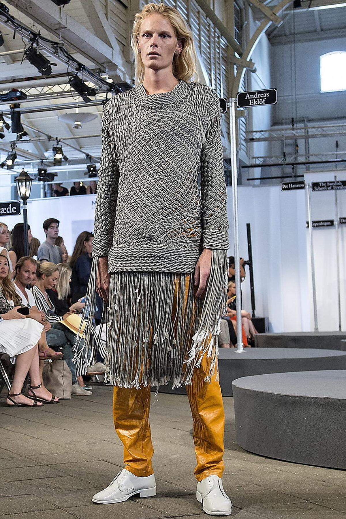 Designers' Nest ist bekannt für seine nordisch inspirierte Kleidung, wie dieser grob gewobene Pullover. Farbe und Material der Hose verleihen dem Outfit Frische.