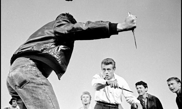 Böse Buben führen Messer mit sich: James Dean (im weißen Hemd) in „Rebel Without a Cause“, 1955.