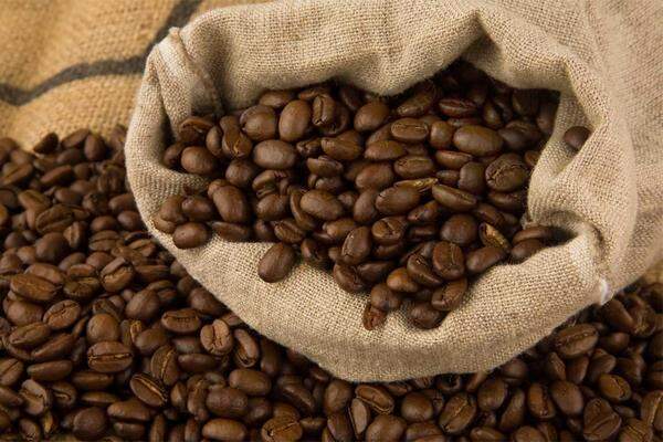 Kaffee ist nach Rohöl der wichtigste Rohstoff und nach Wasser das am häufigsten konsumierte Getränk der Welt. Der größte Kaffeeproduzent der Welt war im Jahr 2008 Brasilien mit 2,791 Millionen Tonnen grünen Kaffeebohnen. Der Preis für Arabica Kaffee, mit einem zwei Drittelanteil die wichtigste Sorte am Weltmarkt, hat seit Beginn 2010 um über 60 Prozent angezogen. Ernteausfälle in Kolumbien, verursacht durch größere Überschwemmungen, sind dafür verantwortlich.