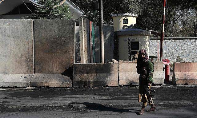 Ein Taliban-Wachmann vor dem Militärkrankenhaus nach dem Angriff in Kabul.