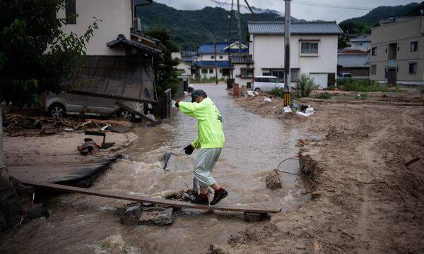 Ein Vertreter der Katastrophenschutzbehörde in der Präfektur Hiroshima sagte, die Rettungseinsätze würden "rund um die Uhr" fortgesetzt. Außerdem werde an der Wiederherstellung lebenswichtiger Infrastruktur wie Wasser- und Gasleitungen gearbeitet. Ein Bild aus Saka, Präfektur Hiroshima