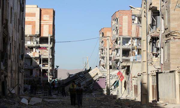 Im Irak wurden im Kurdengebiet sieben Menschen getötet und 321 verletzt, wie das Innenministerium in Bagdad mitteilte. In der Stadt Suleimanija liefen Menschen auf die Straße rannten. An Gebäuden entstanden Schäden. Ein Bild aus Sarpol-e Zahab in der iranischen Provinz Kermanshah.